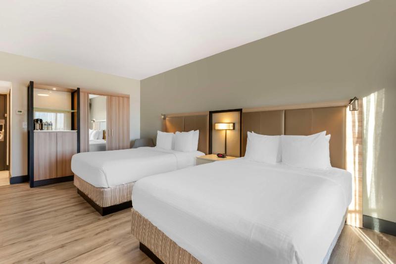 Queen Room with Two Queen Beds - Non-Smoking image 4