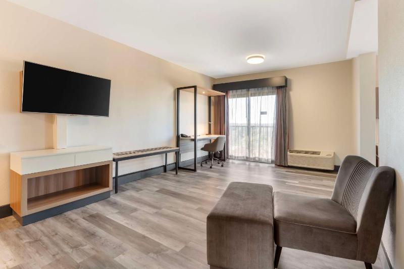 King Room with Living Area - Non-Smoking image 4