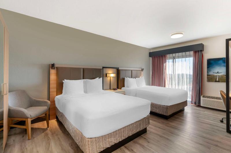 Queen Room with Two Queen Beds - Non-Smoking image 4