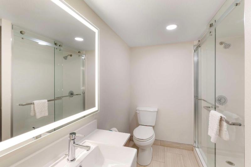 King Room with Living Area - Non-Smoking image 2