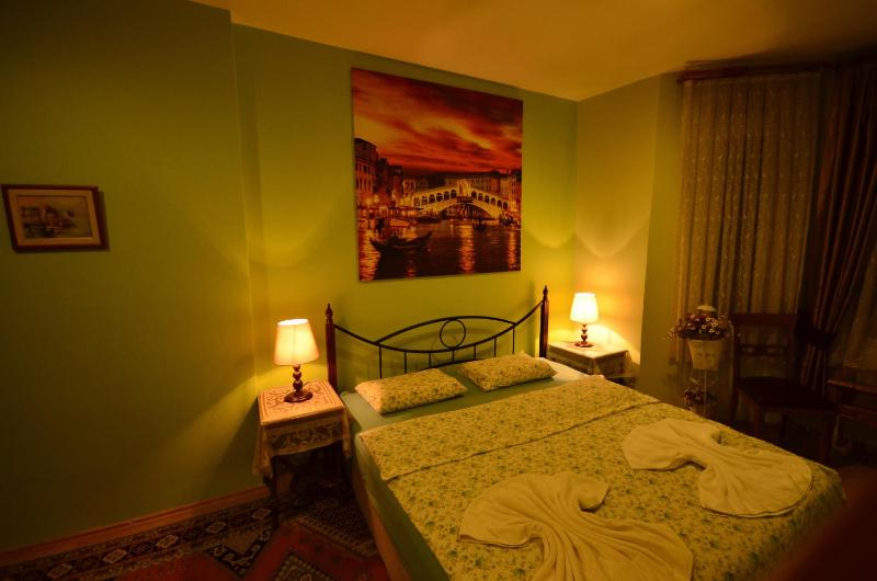 Deluxe Double Room with Garden View image 1