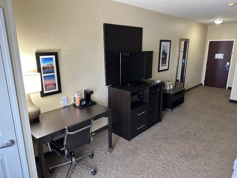 King Room - Accessible/Non-Smoking image 4