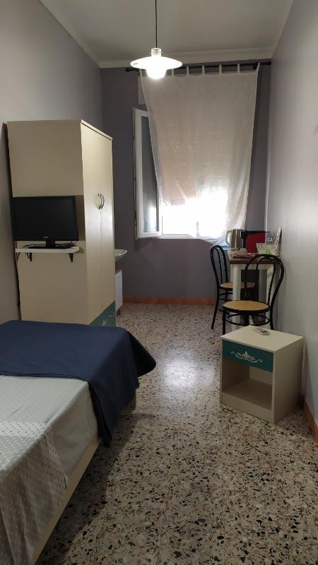 Single Room with Private External Bathroom image 3