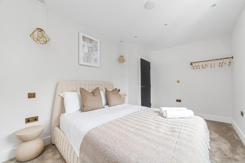Arte Stays - Serviced Apartments for Leisure and Business - Private Parking - 12 minutes walking from Wembley Stadium Images