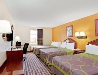 Superior Double Room with Three Double Beds - Non-Smoking image 3