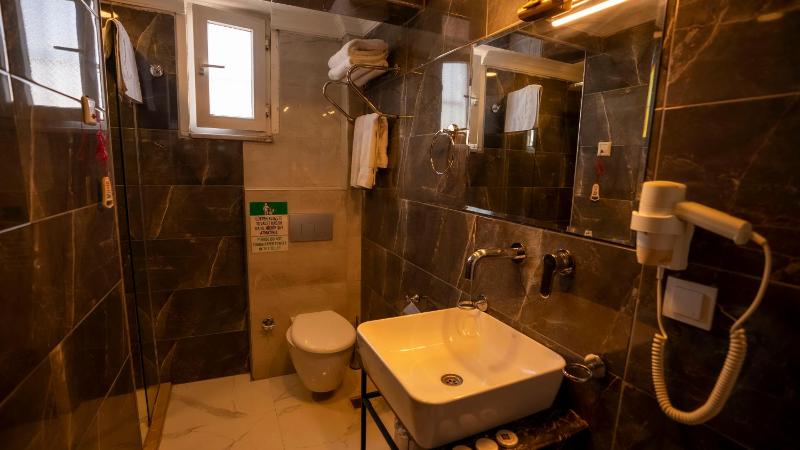 Suite with City View image 3