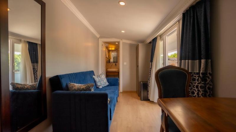 Double Room with Balcony image 4