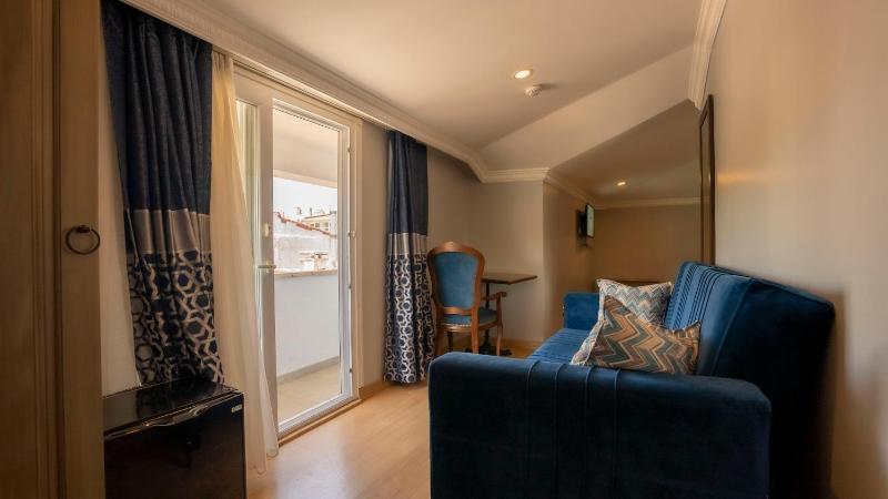 Double Room with Balcony image 3