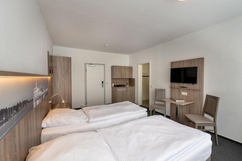 Comfort Twin Room with Shared Bathroom image 1
