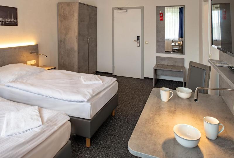 Comfort Twin Room with Shared Bathroom image 2