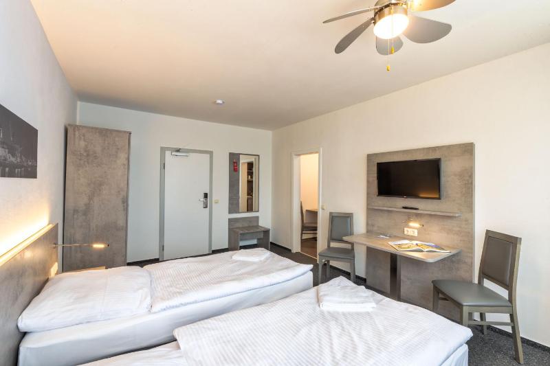 Comfort Twin Room with Shared Bathroom image 3
