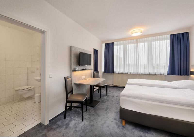 Standard Twin Room image 3
