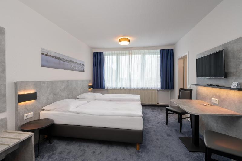 Standard Twin Room image 4