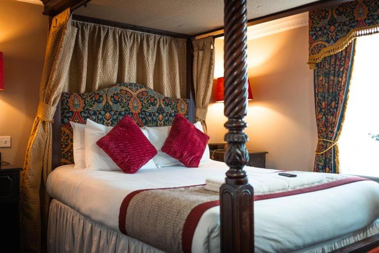 Double Room with Four Poster Bed image 1