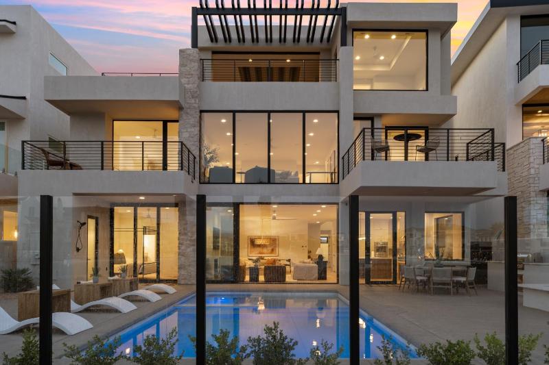 Seven-Bedroom House image 1