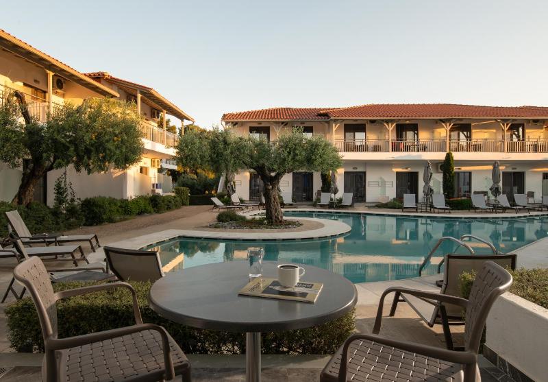 Suite with Pool View image 4