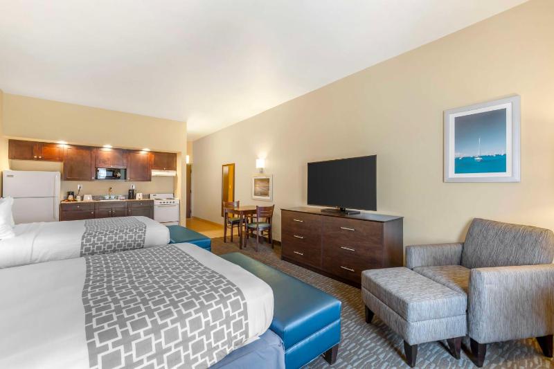 Queen Room with Two Queen Beds image 4