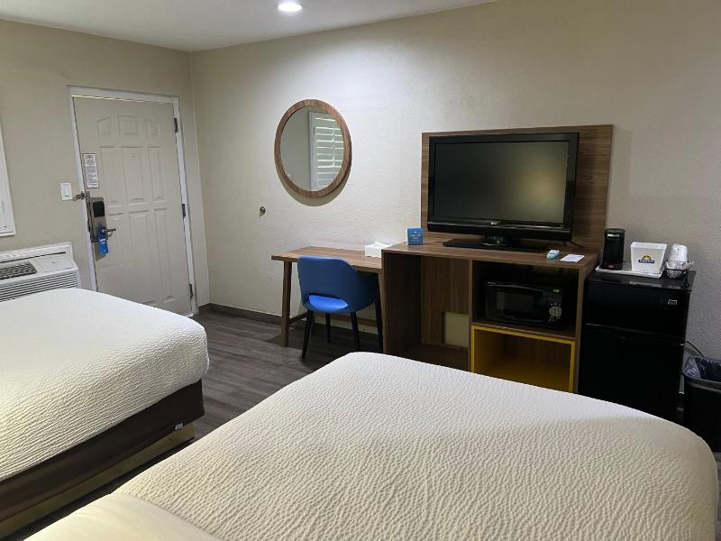 Double Room with Two Double Beds - Non-Smoking image 4