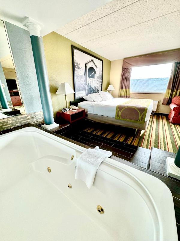 King Suite with Jetted Tub - Non-Smoking image 4