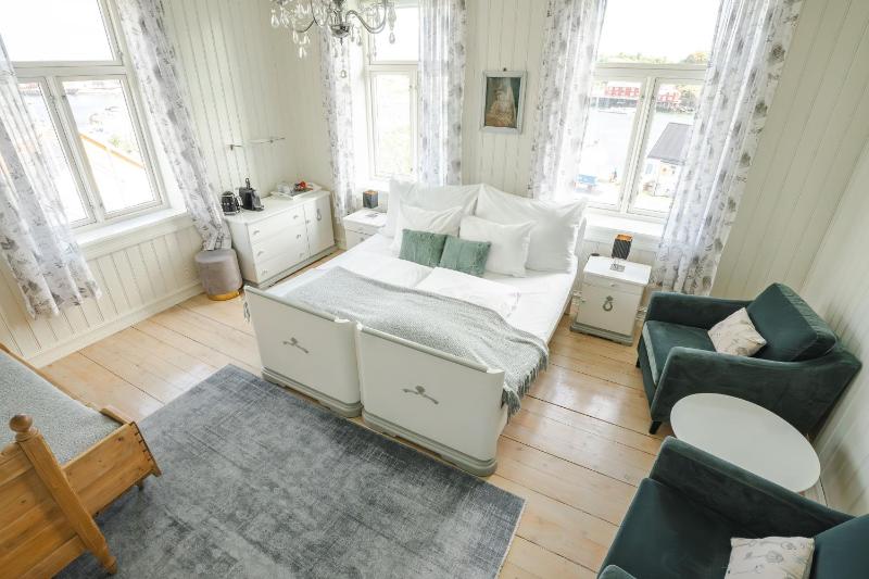 Large Double Room image 3