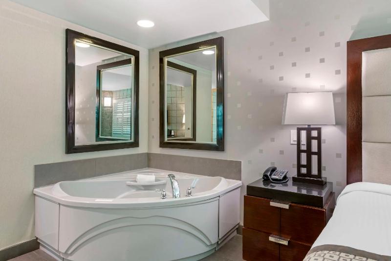 King Suite with Spa Bath - Non Smoking image 3