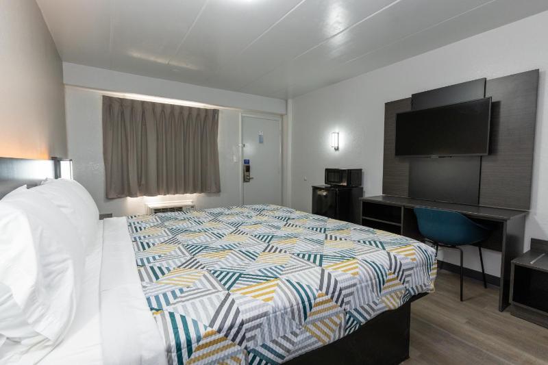 Deluxe King Room - Non-Smoking image 4