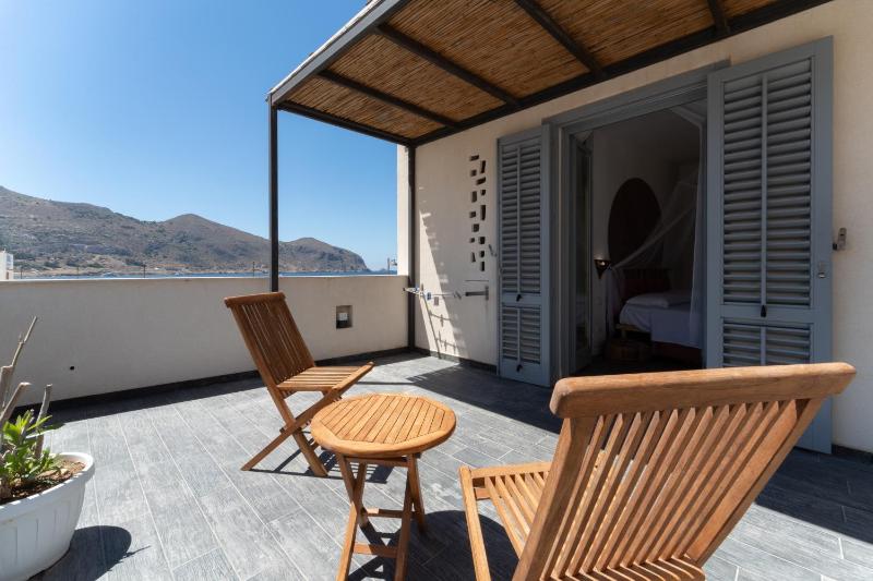 Double Room with Balcony and Sea View image 3