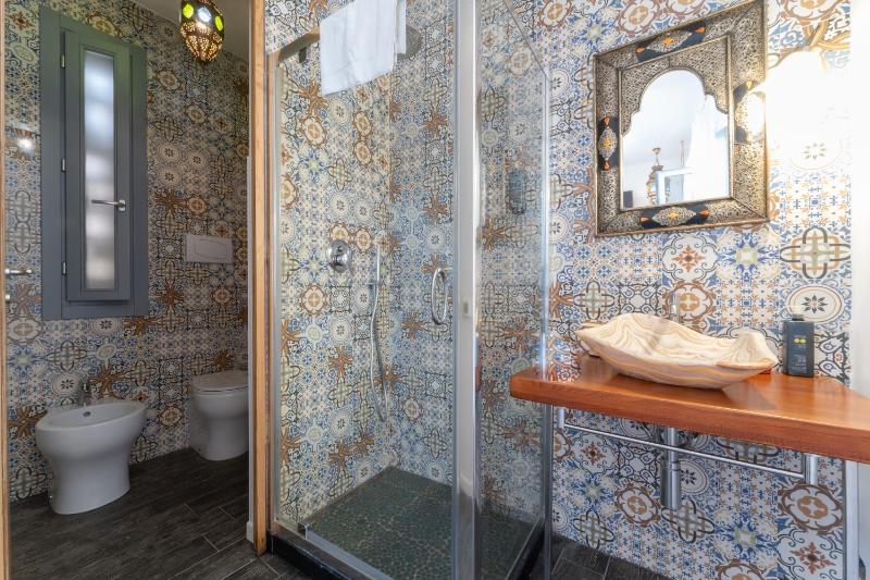 Double Room with Balcony and Sea View image 4