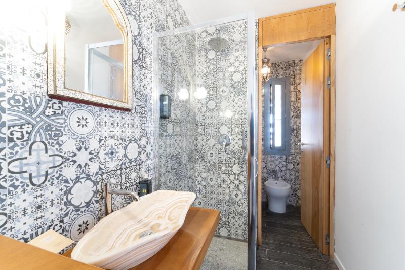 Double Room with Balcony and Sea View image 3