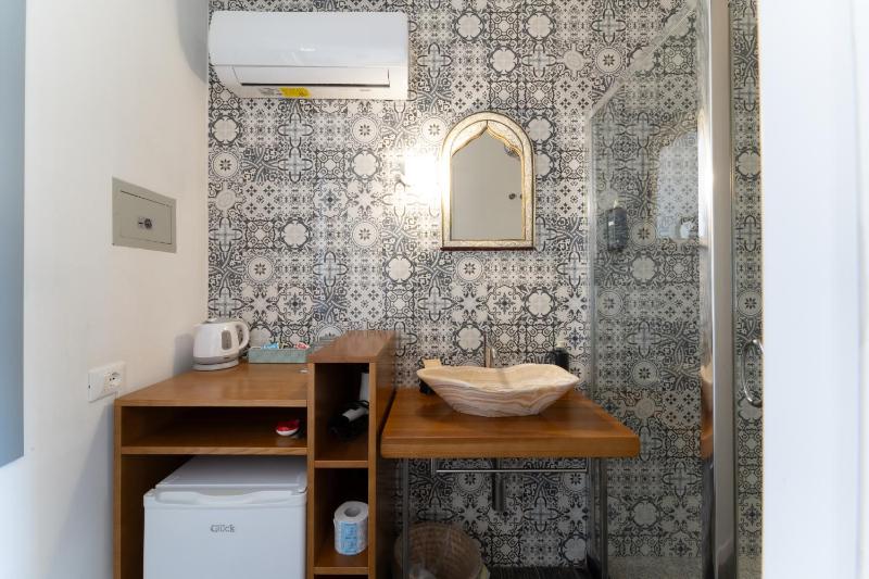 Double Room with Balcony and Sea View image 4