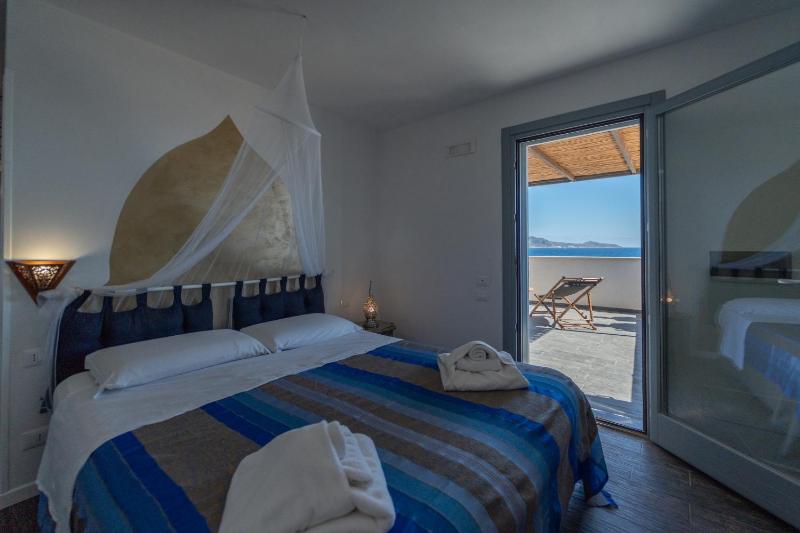 Double Room with Balcony and Sea View image 2