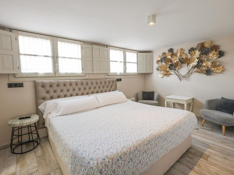 Family Suite with Hot Tub image 1