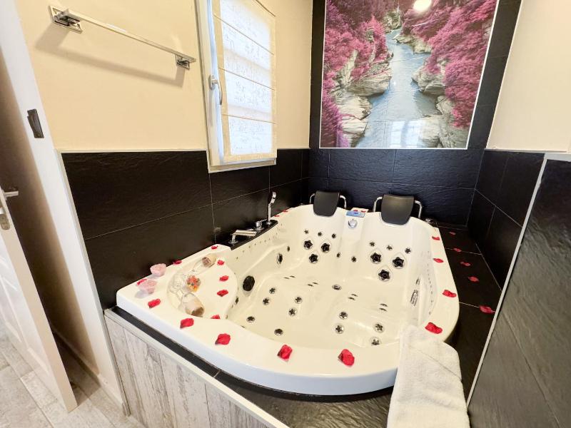 Family Suite with Hot Tub image 3