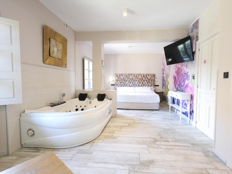 Suite with Terrace and Hot Tub image 1
