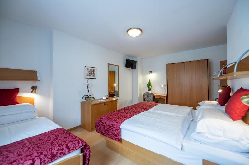 Standard Triple Room image 4