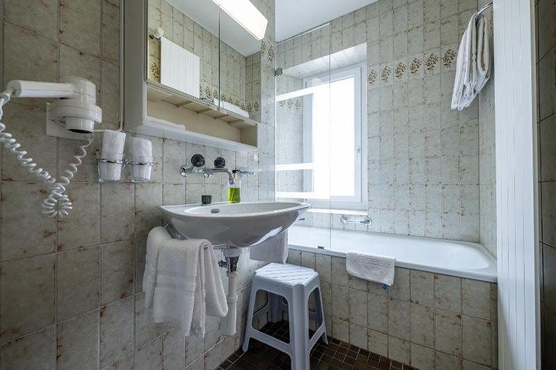 Standard Triple Room image 2