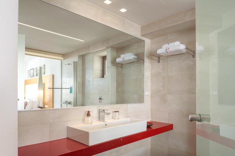 Deluxe Grand Two-Bedroom Suite Beach Front image 3