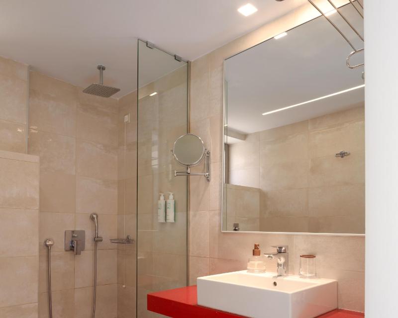 Deluxe Grand Two-Bedroom Suite Beach Front image 2