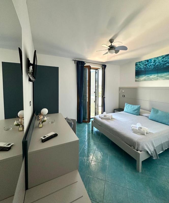 Double Room with Balcony and Sea View image 4