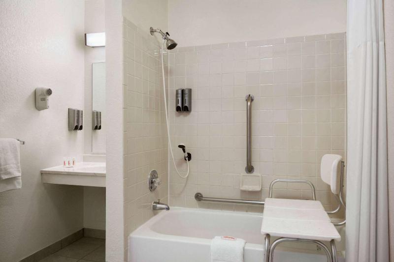 Queen Room - Disability Access/Non-Smoking image 2