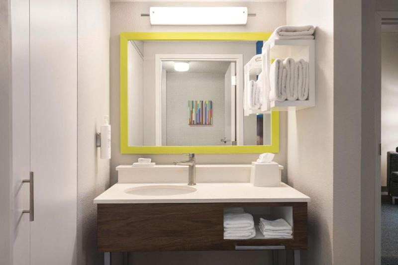 One-Bedroom King Suite with Kitchenette image 2