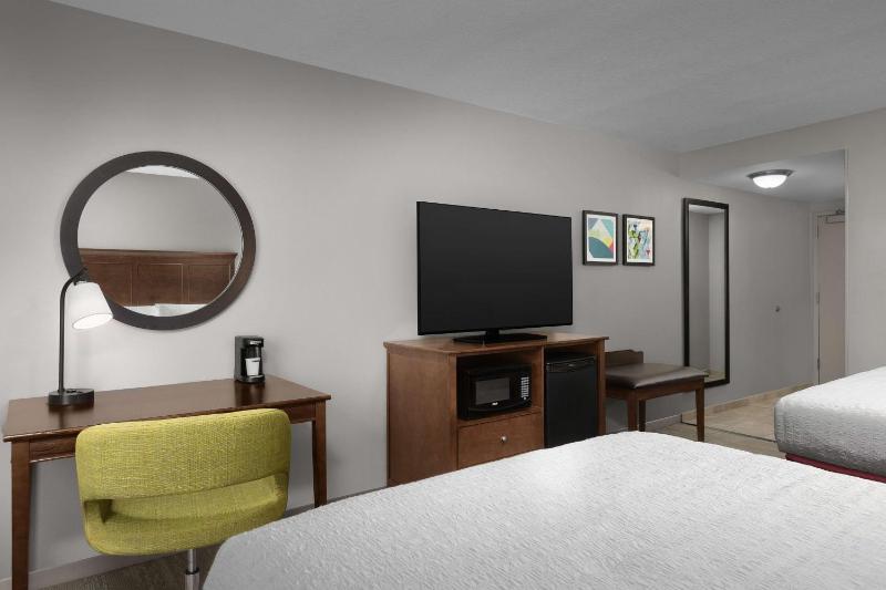 Queen Room with Two Queen Beds (4 Adults) image 4
