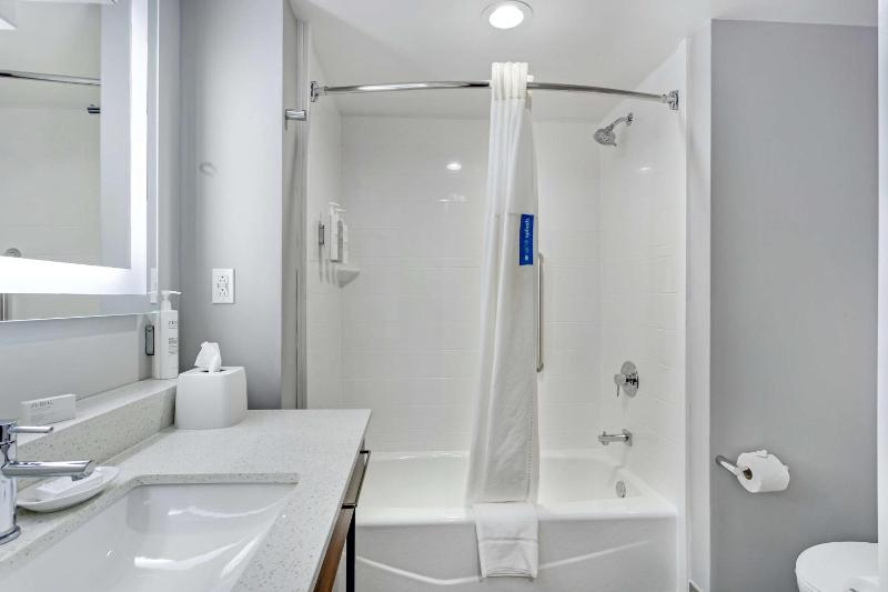 Queen Room with Two Queen Beds and Bath Tub image 2