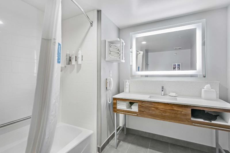 Queen Room with Two Queen Beds and Bath Tub image 3