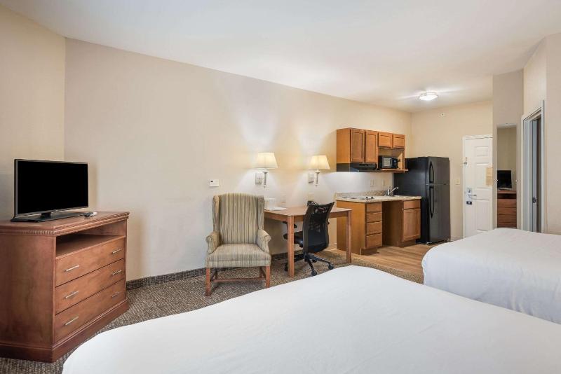 Queen Room with Two Queen Beds - Non-Smoking image 2