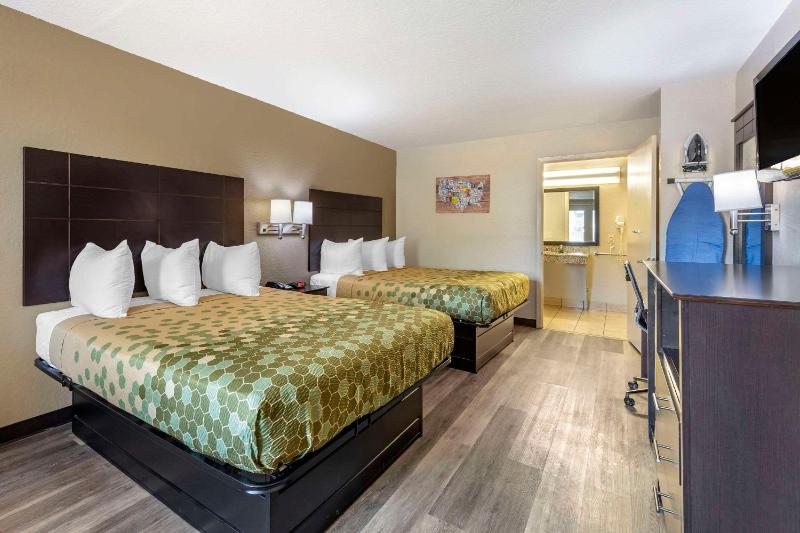 Queen Room with Two Queen Beds - Non-Smoking image 3