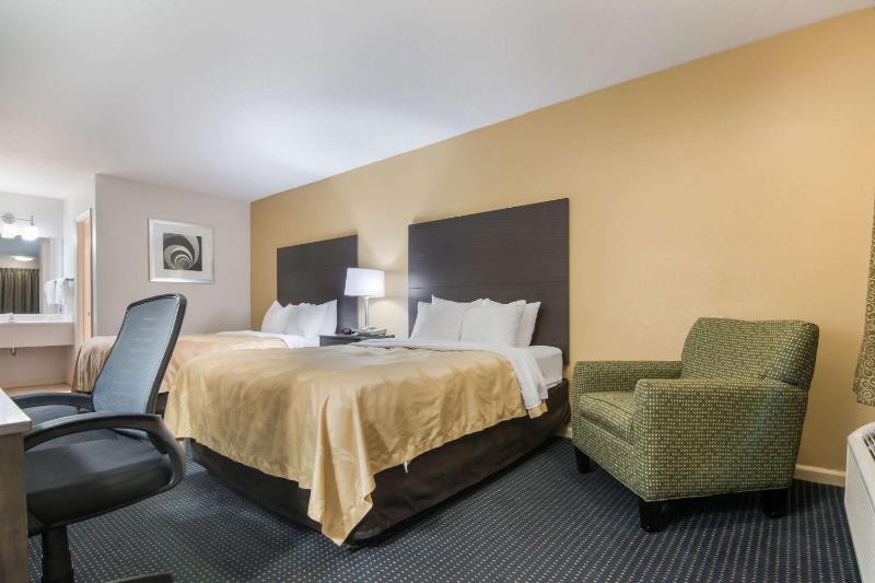 Standard Queen Room with Two Queen Beds - Smoking image 1