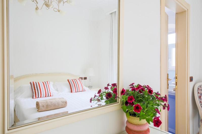 Double Room image 3