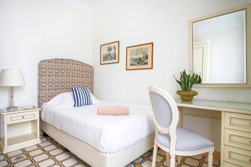 Single Room image 4