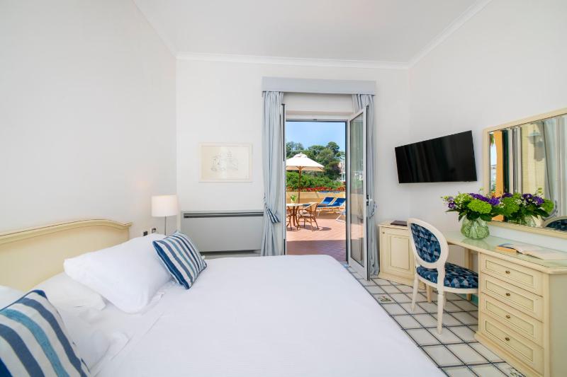 Deluxe Double or Twin Room image 1